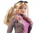 Barbie ile kafasına siyah güneş gözlüğü